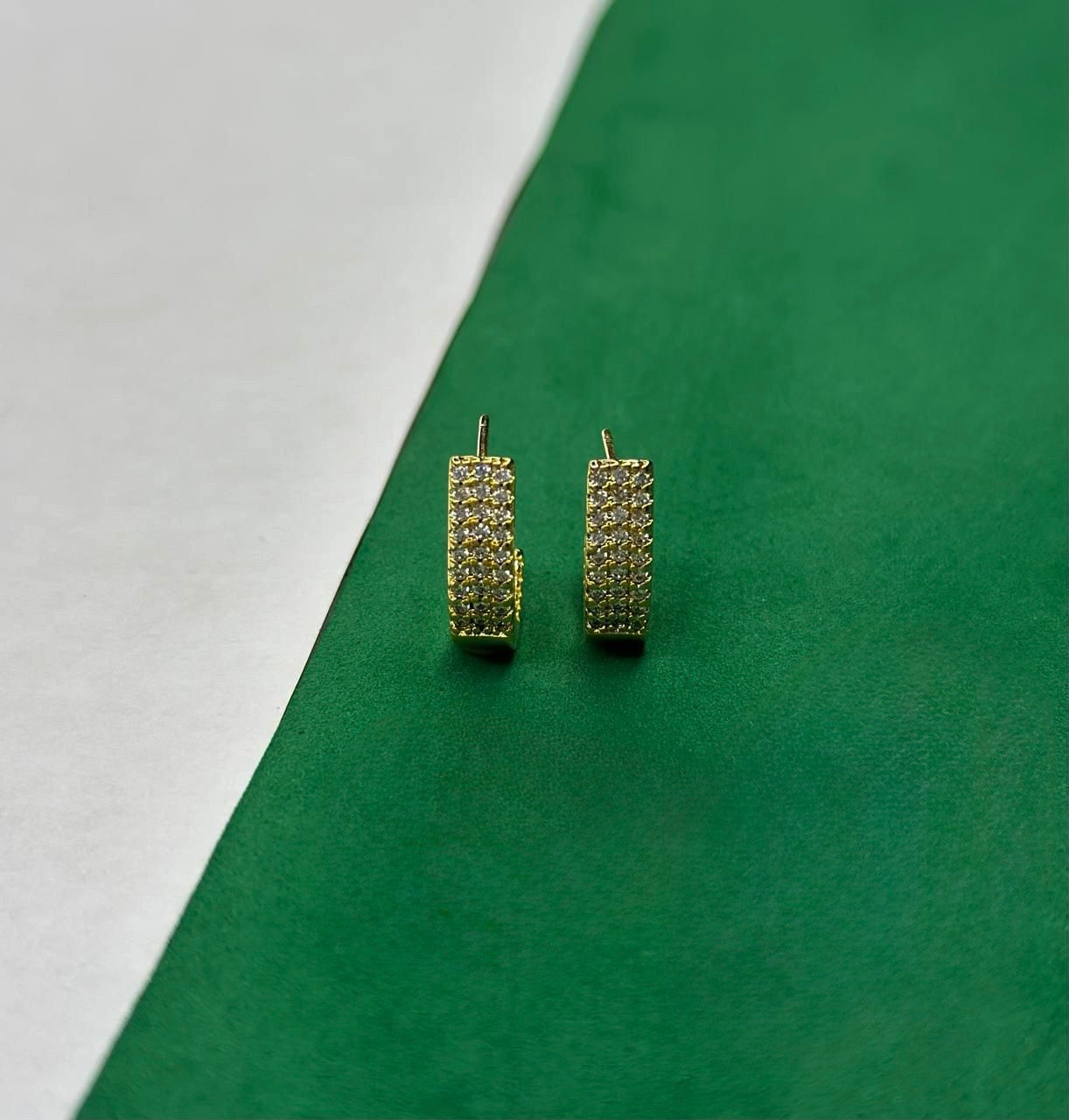 Brinco Argola Dourada Cravejada com Zircônias
