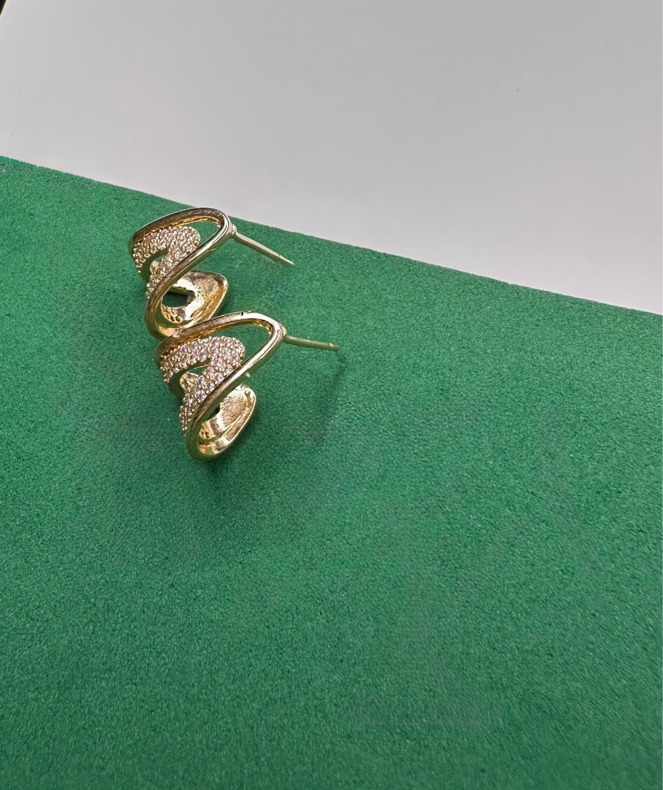Brinco Argola Cravejado com Zircônias