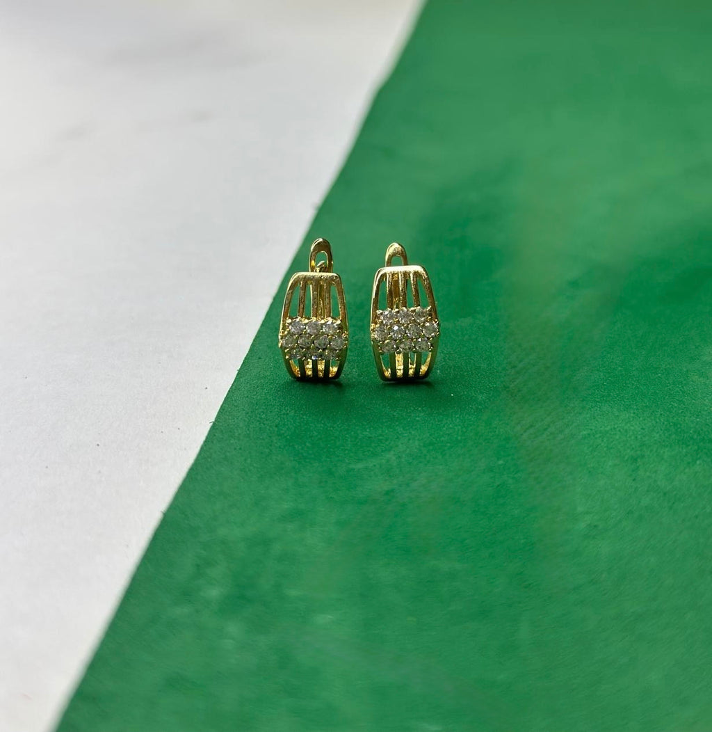 Brinco Argola Dourada Cravejada com Zircônias e Detalhes Aramados