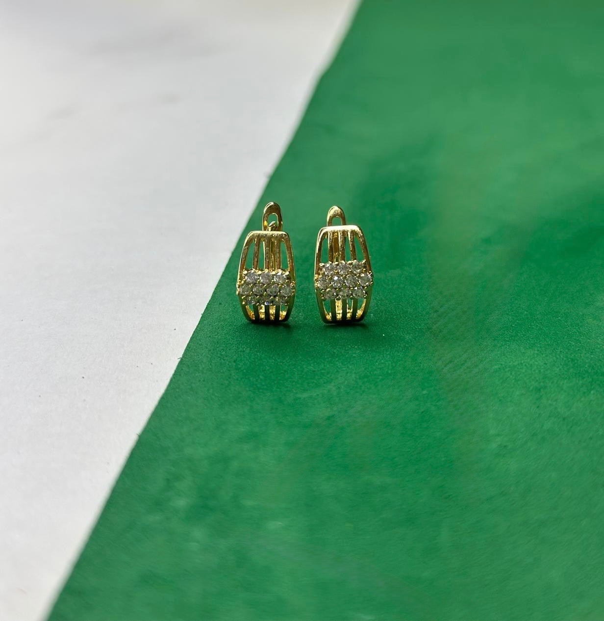 Brinco Argola Dourada Cravejada com Zircônias e Detalhes Aramados