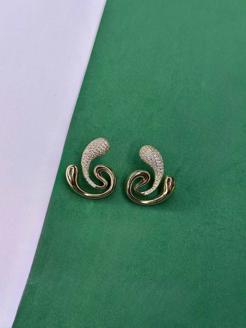Brinco Espiral Dourado Cravejado