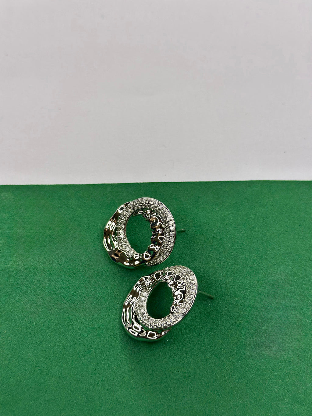 Brinco Argola Orgânica Cravejada