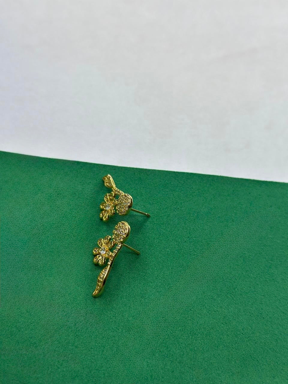 Brinco Flor Cravejado com Zircônias