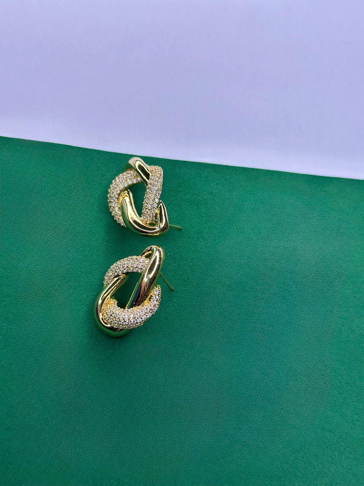 Brinco Amor Entrelaçado Dourado