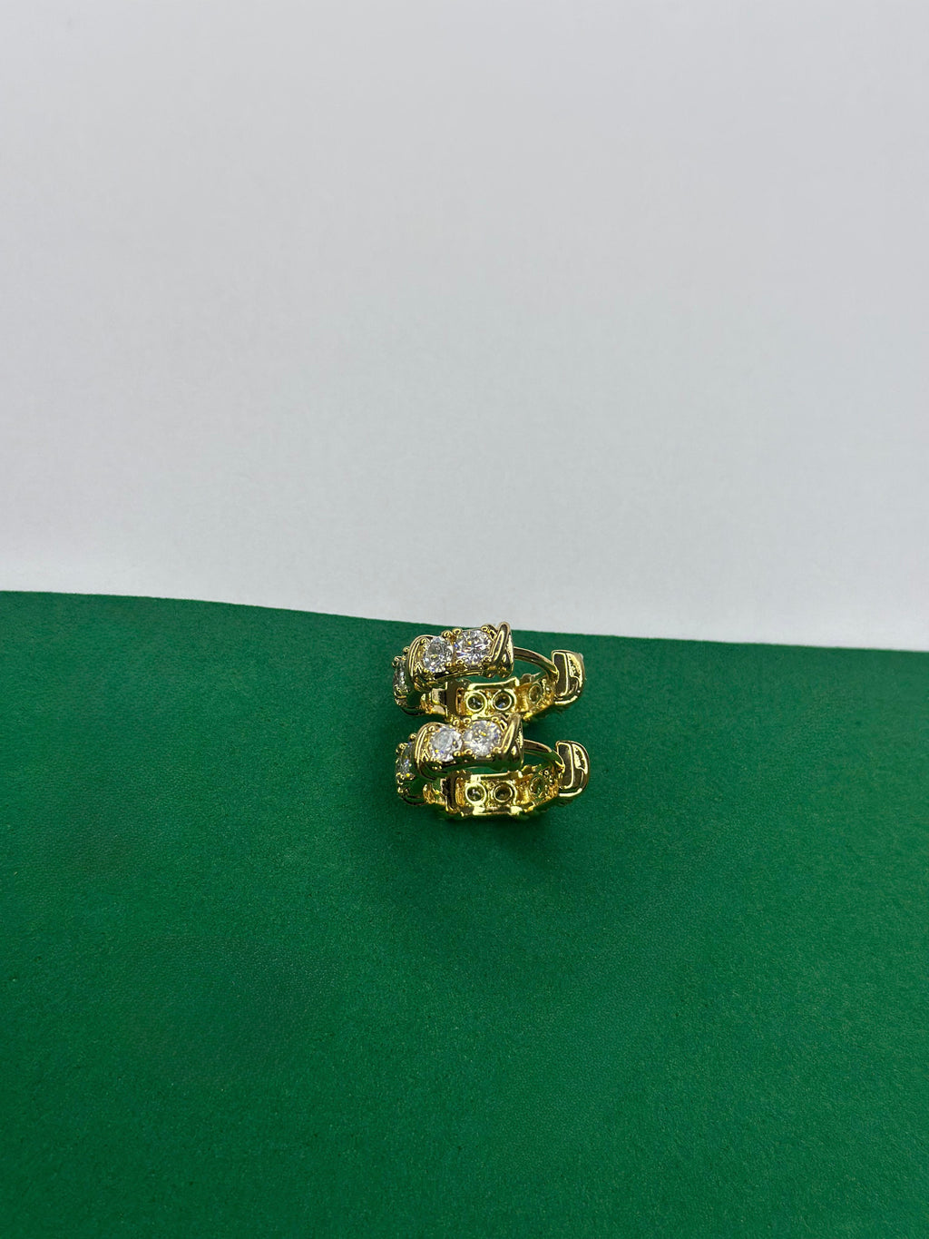 Argola Dourada Cravejada com Detalhe em Metal