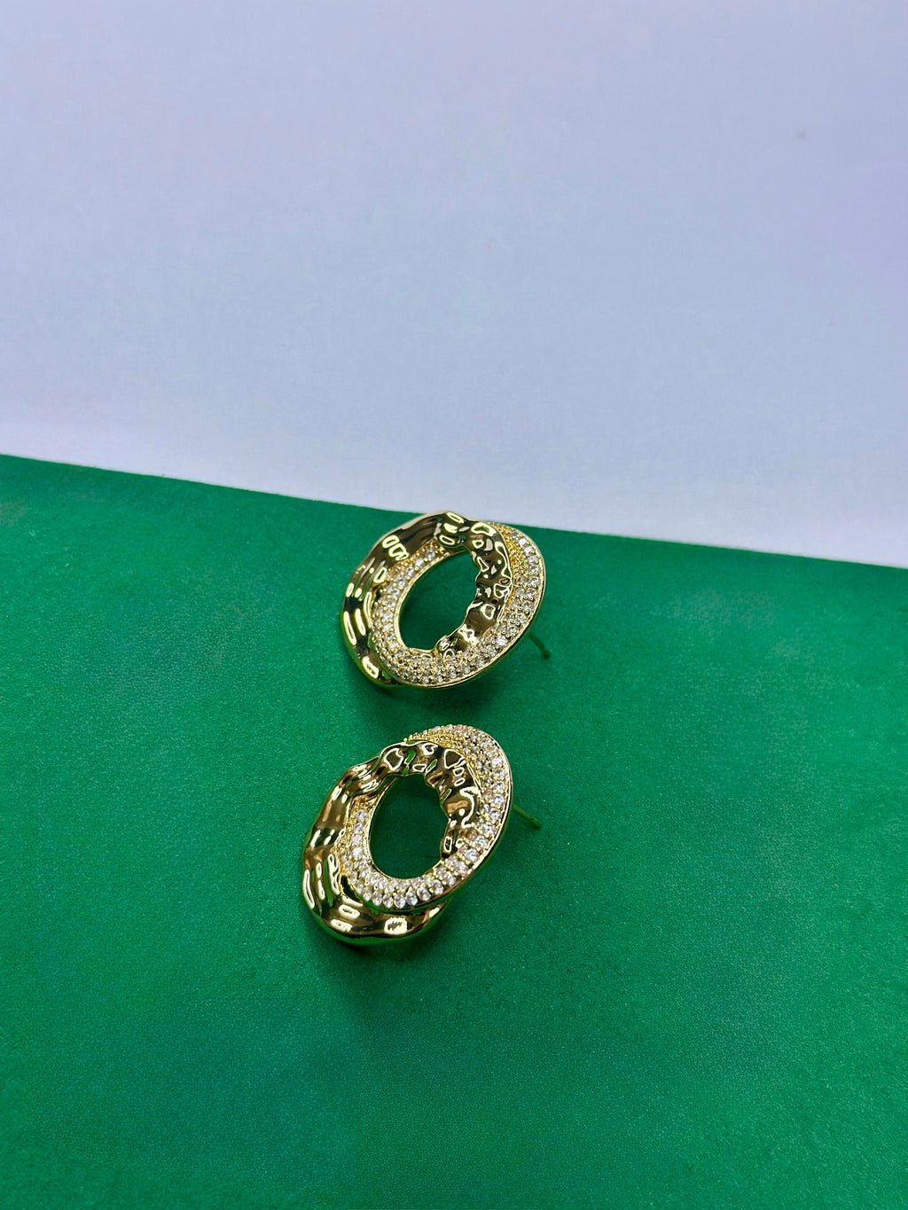 Brinco Orgânico Dourado Cravejado