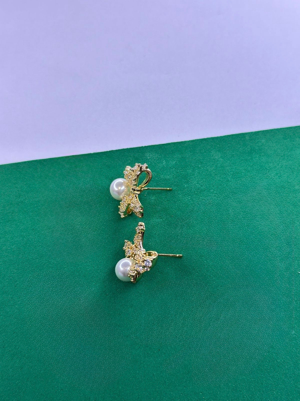 Brinco Borboleta com Pérola Shell Dourado