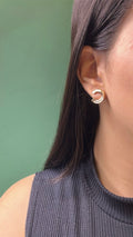 Brinco Meia Argola com Zircônias Baguete