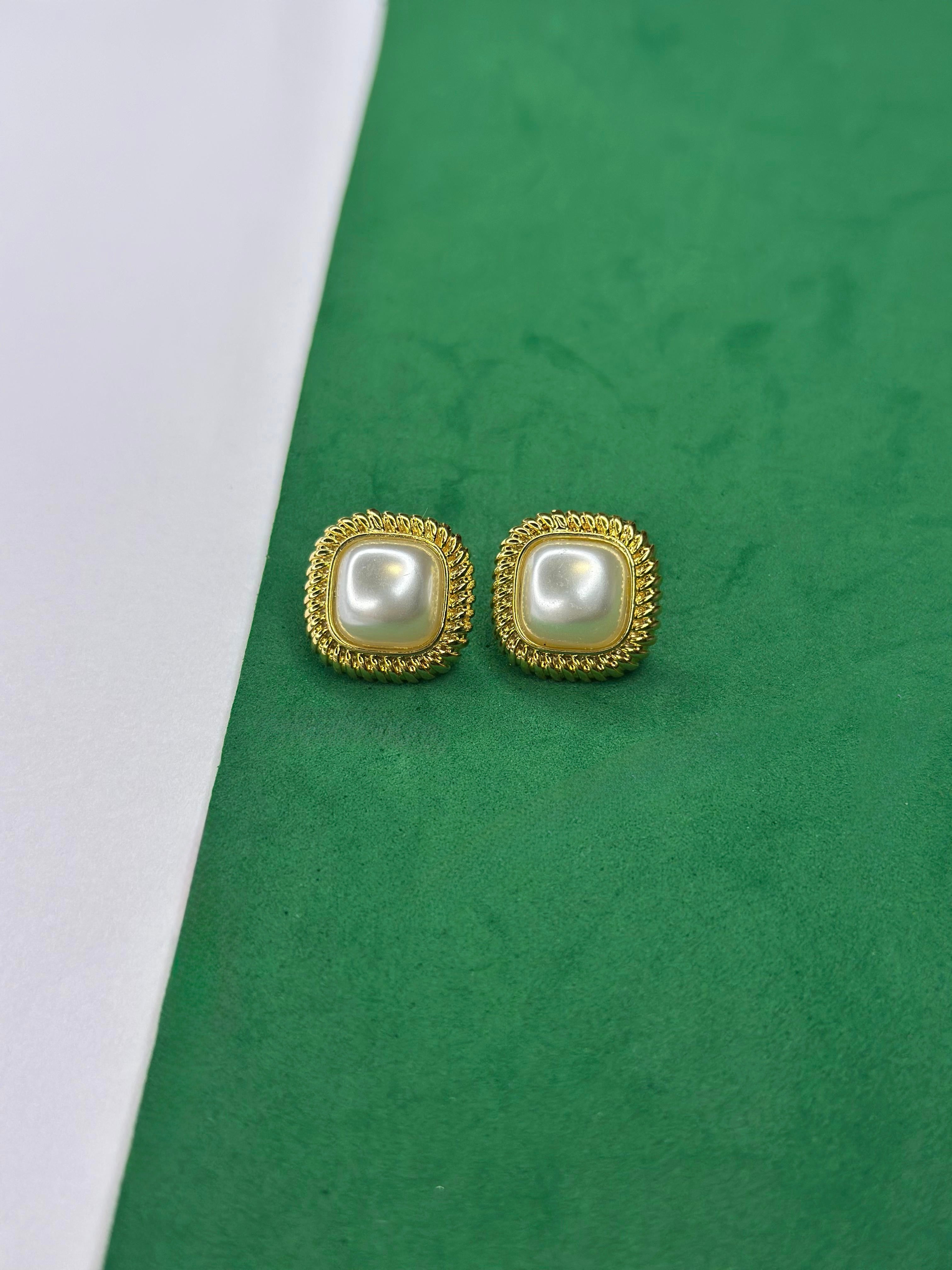 Brinco Quadrado Dourado com Pérola Shell