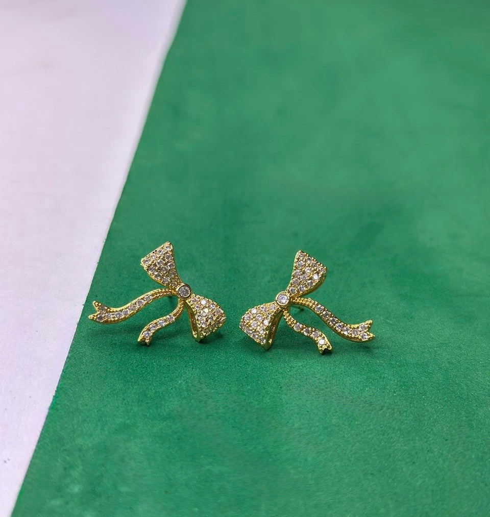 Brinco Laço Dourado Cravejado com Zircônias