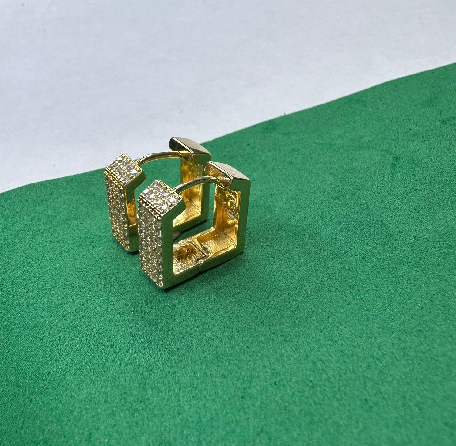 Brinco Argola Quadriculada Dourada com Zircônias