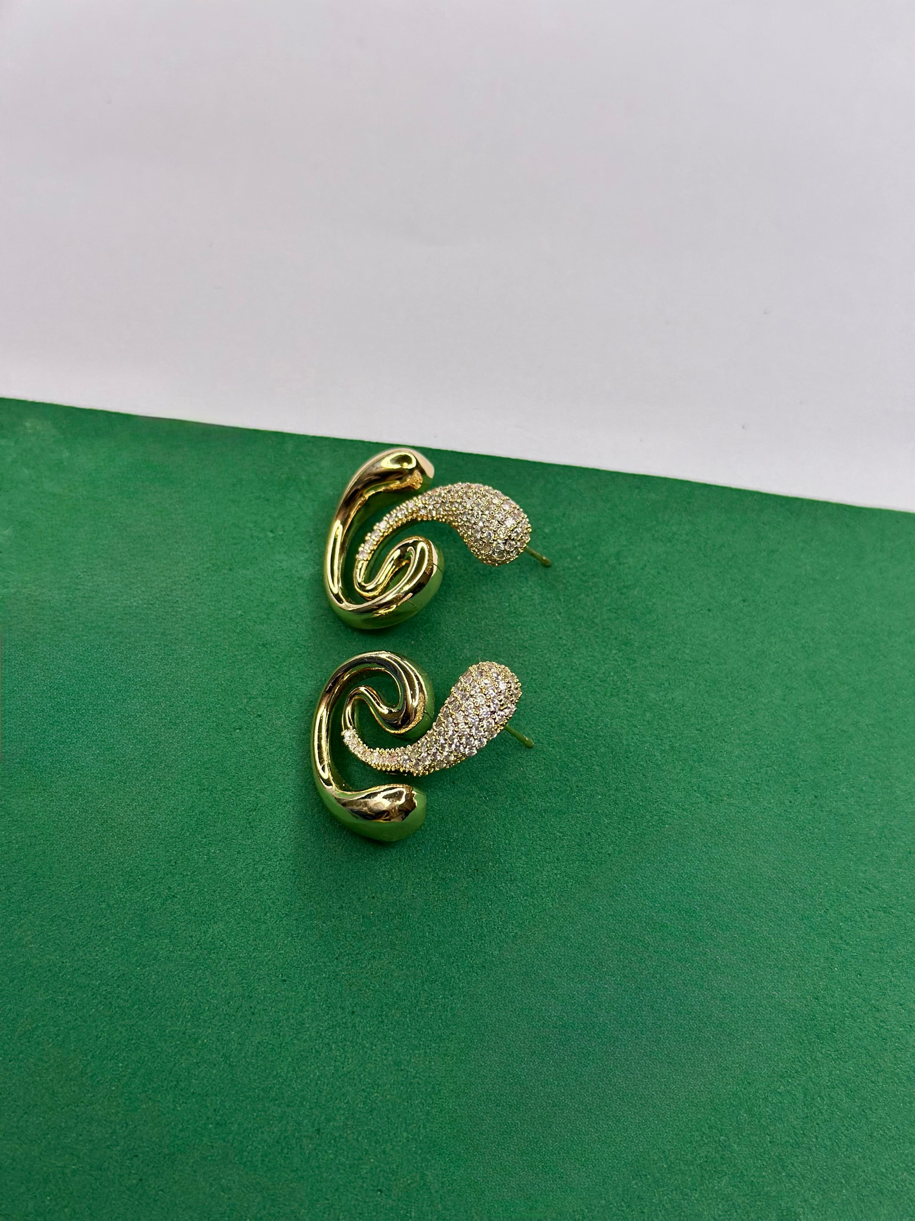 Brinco Espiral Dourado Cravejado