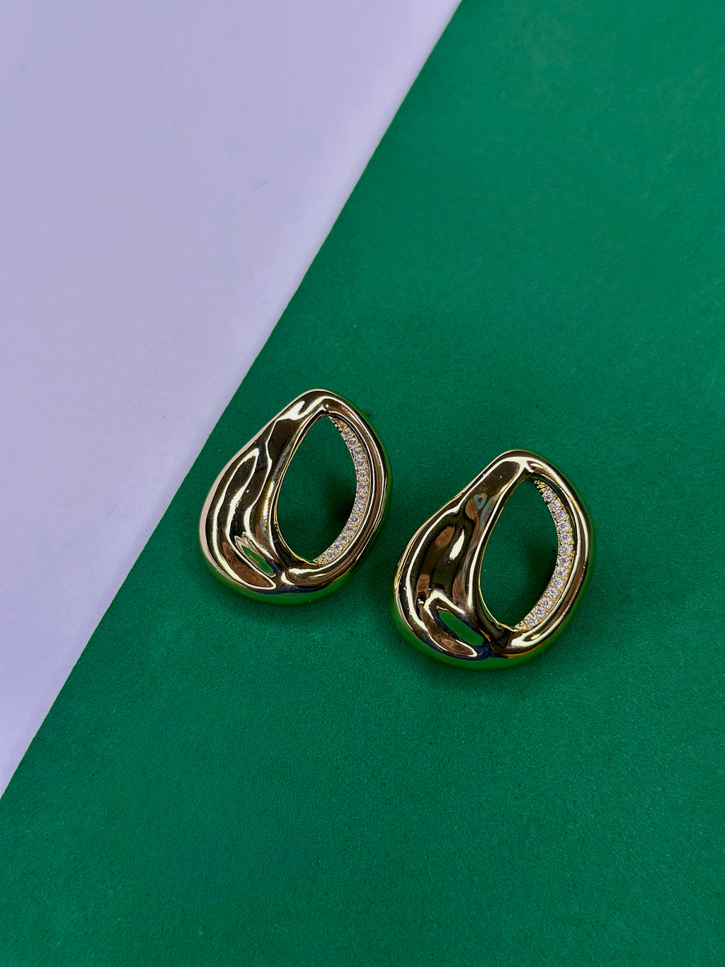 Brinco Orgânico Dourado com Zircônias