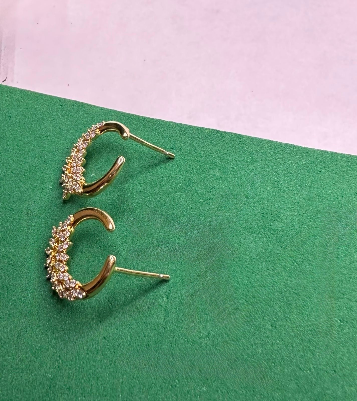 Brinco Argola Cravejada com Zircônias