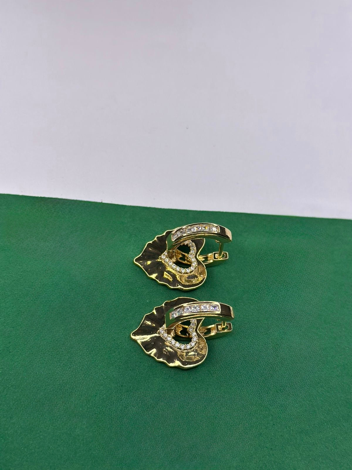 Brinco Coração Orgânico com Zircônias Dourado