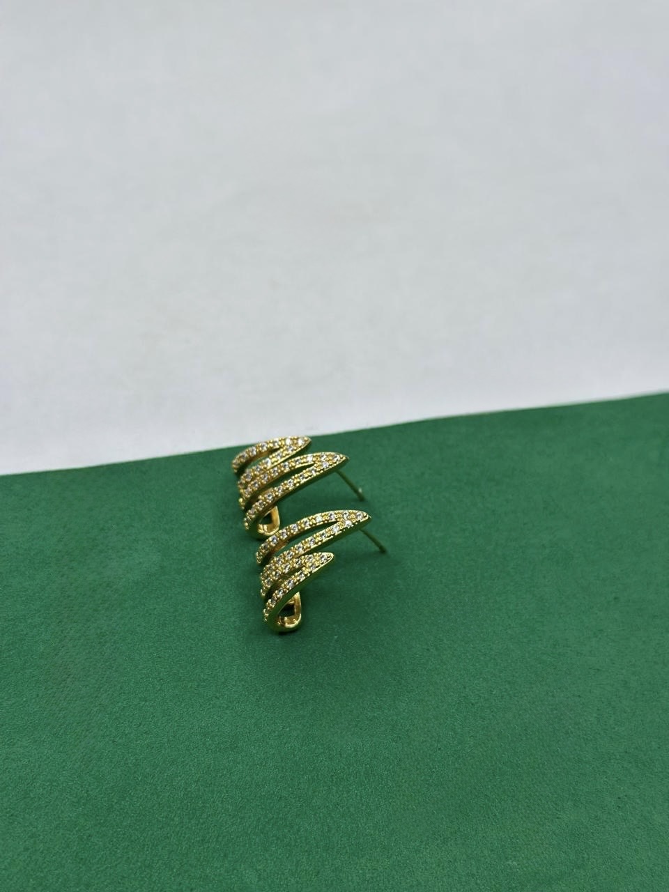 Brinco Argola Dourada Cravejada com Zircônias