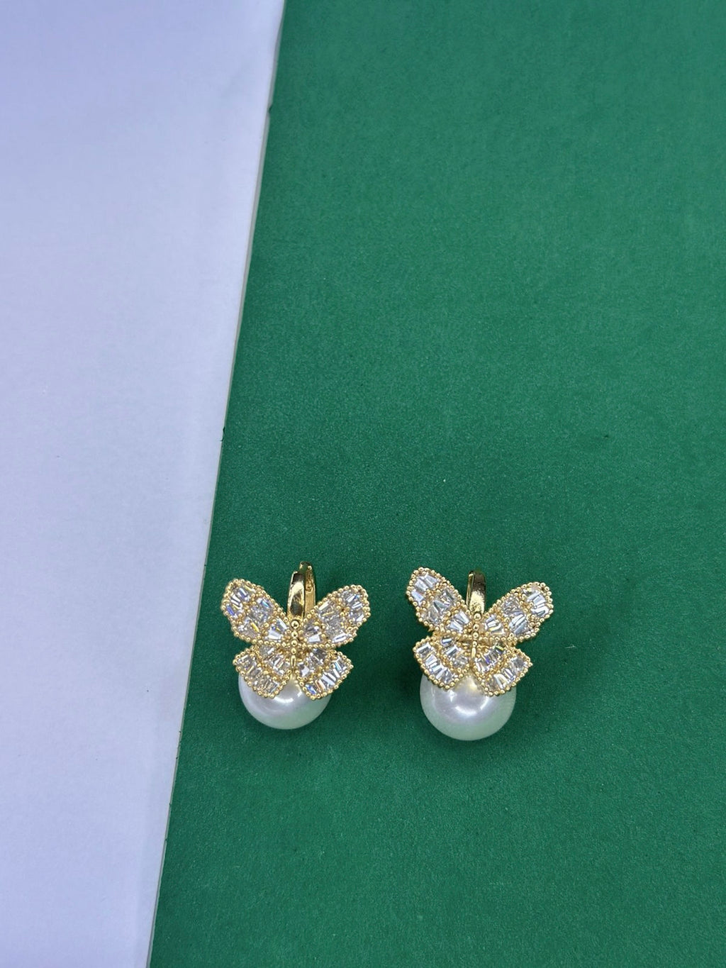 Brinco Borboleta com Pérola Dourado