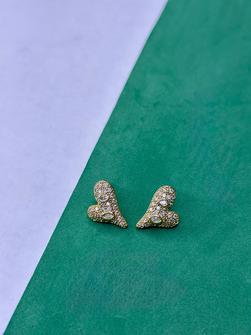 Brinco Coração Orgânico Cravejado