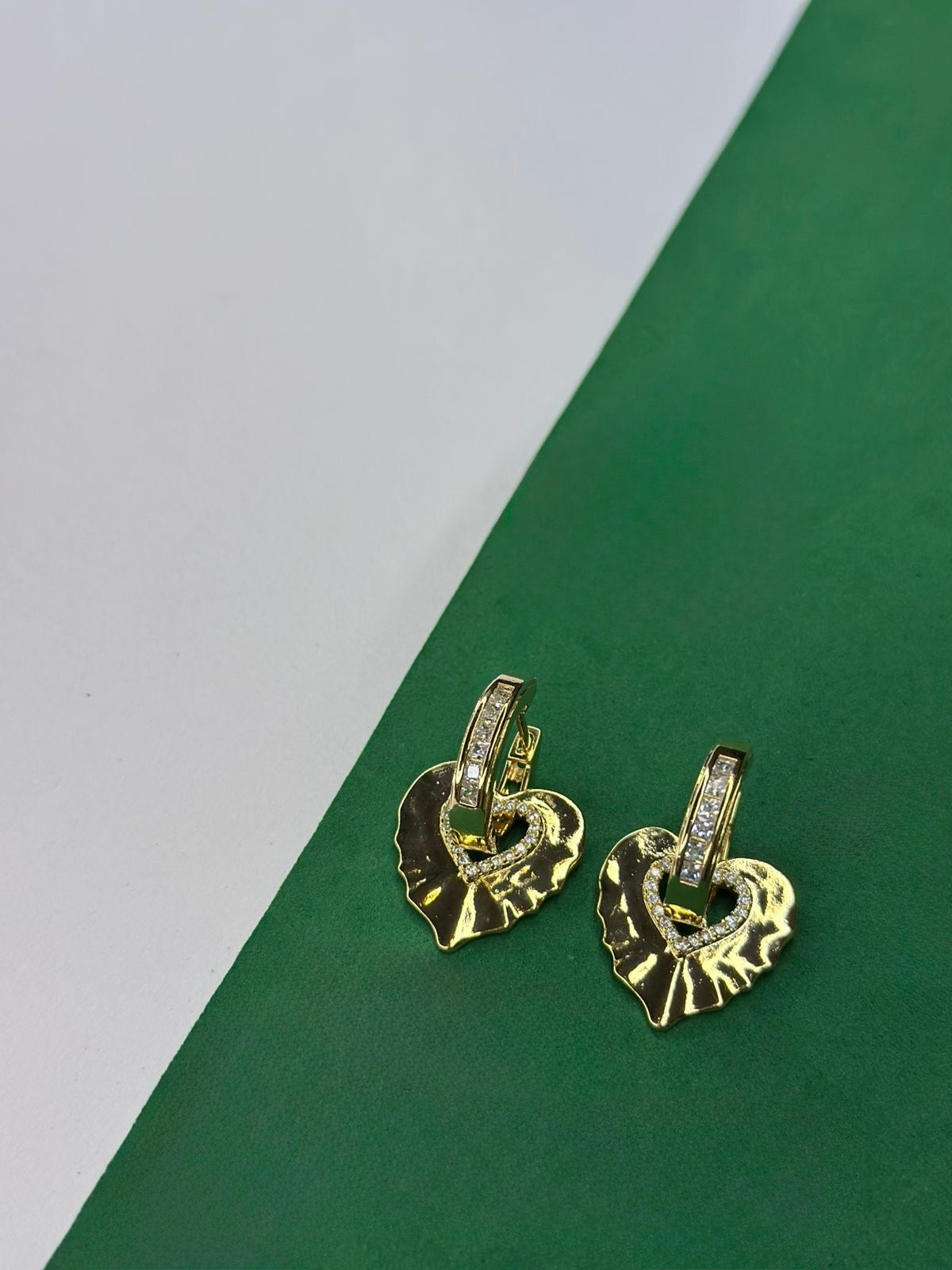 Brinco Coração Orgânico com Zircônias Dourado
