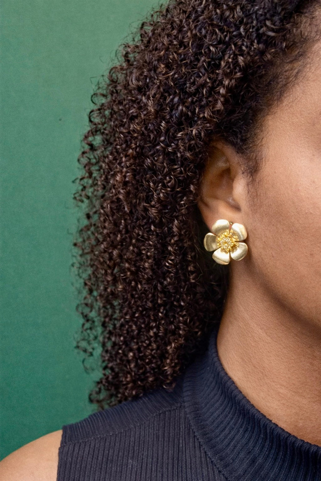 Brinco Flor Dourado Cravejado com Zircônias