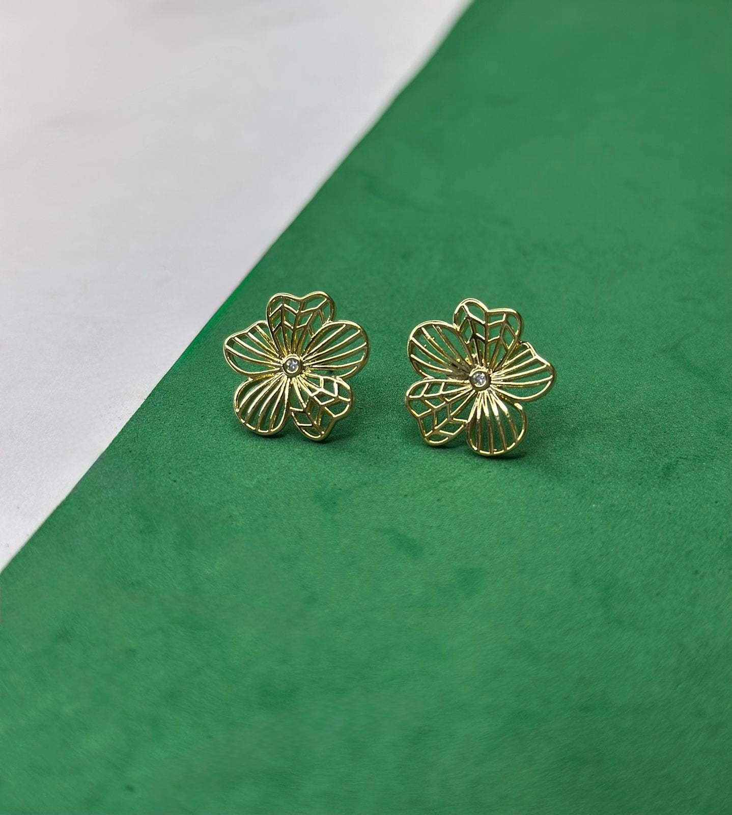 Brinco Flor Dourada com Zircônia