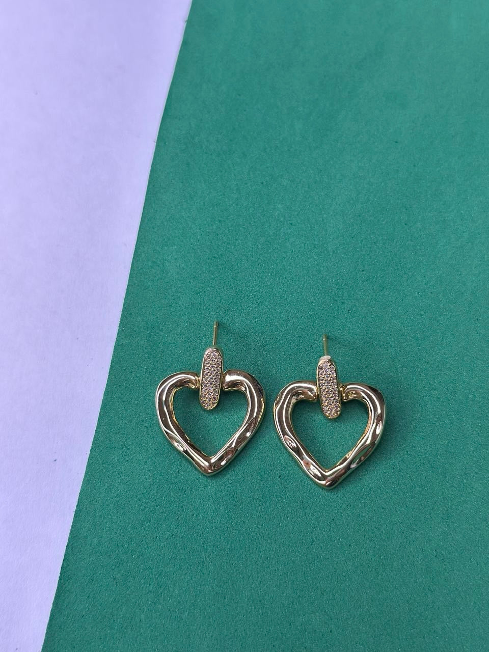 Brinco Coração Dourado com Zircônias