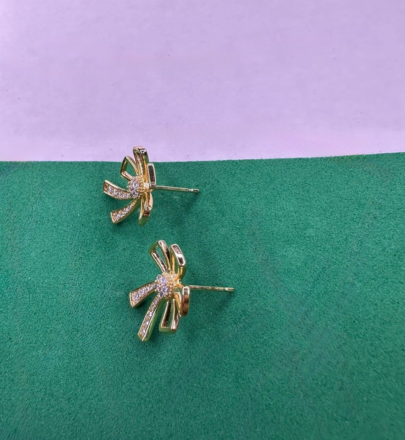 Brinco Flor Dourado Cravejado com Zircônias