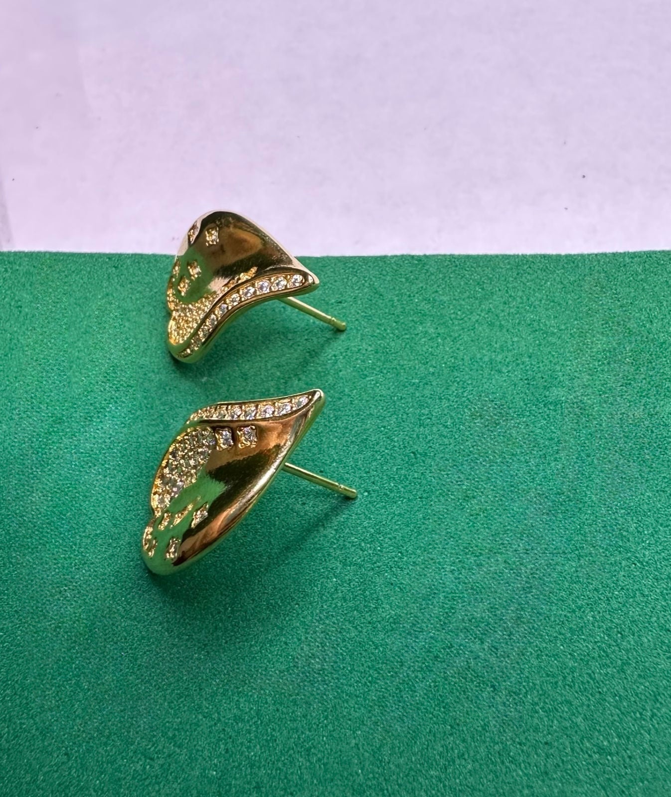 Brinco Folha Dourado Cravejado com Zircônias