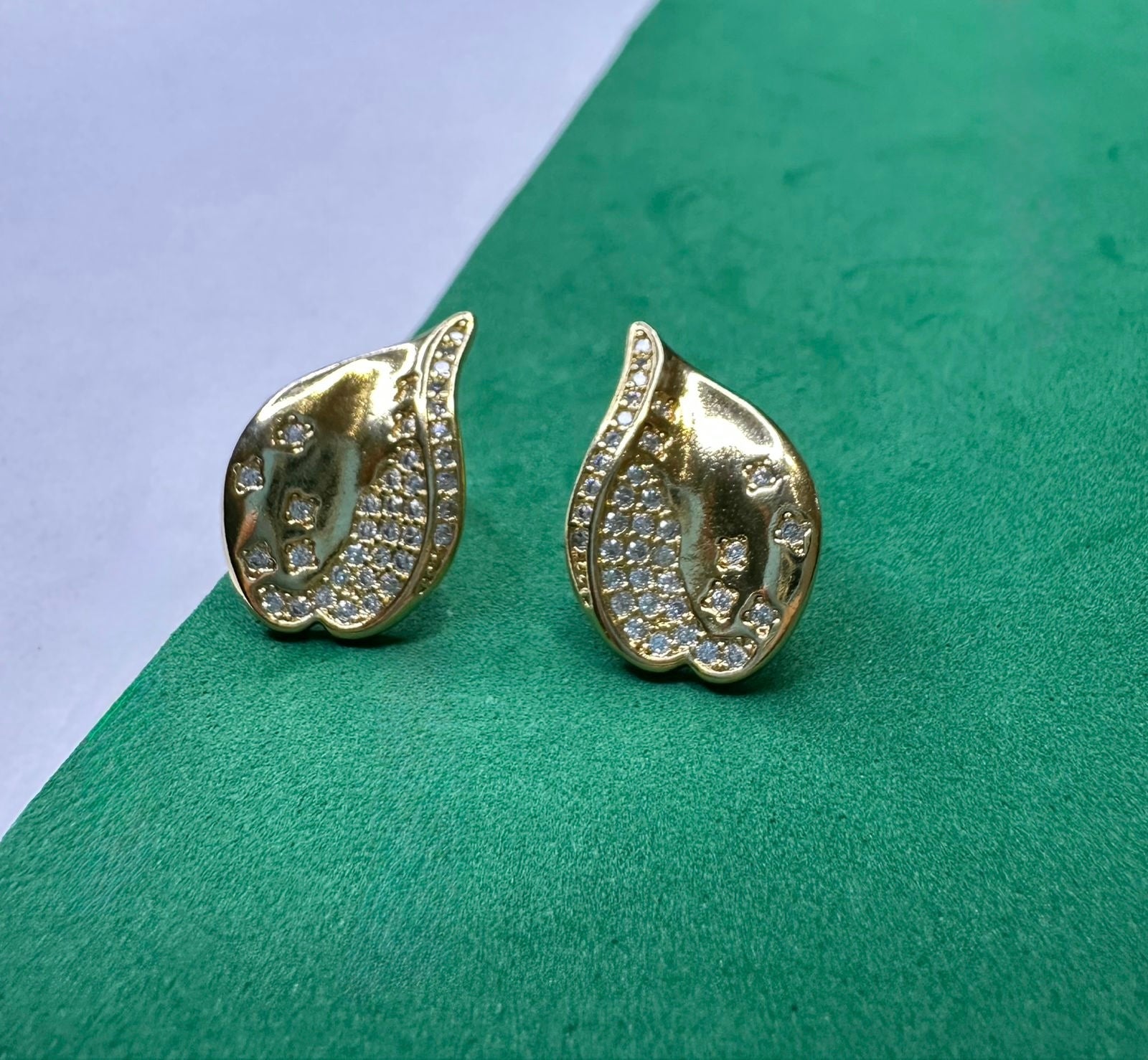 Brinco Folha Dourado Cravejado com Zircônias