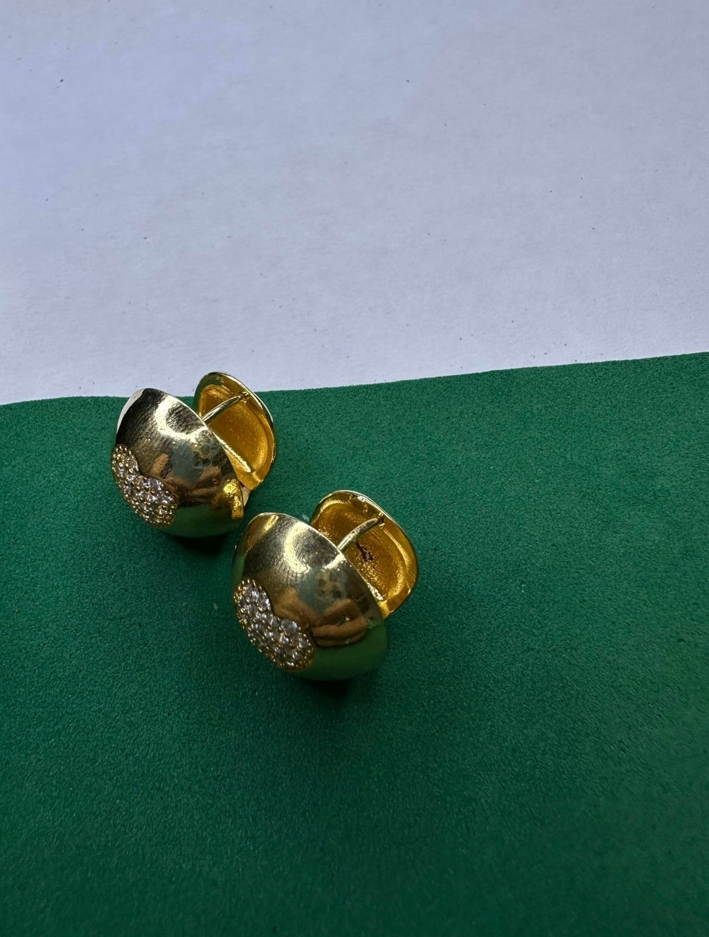 Brinco Botão Dourado com Zircônia Central