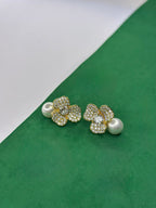 Brinco Flor com Pérola Dourado