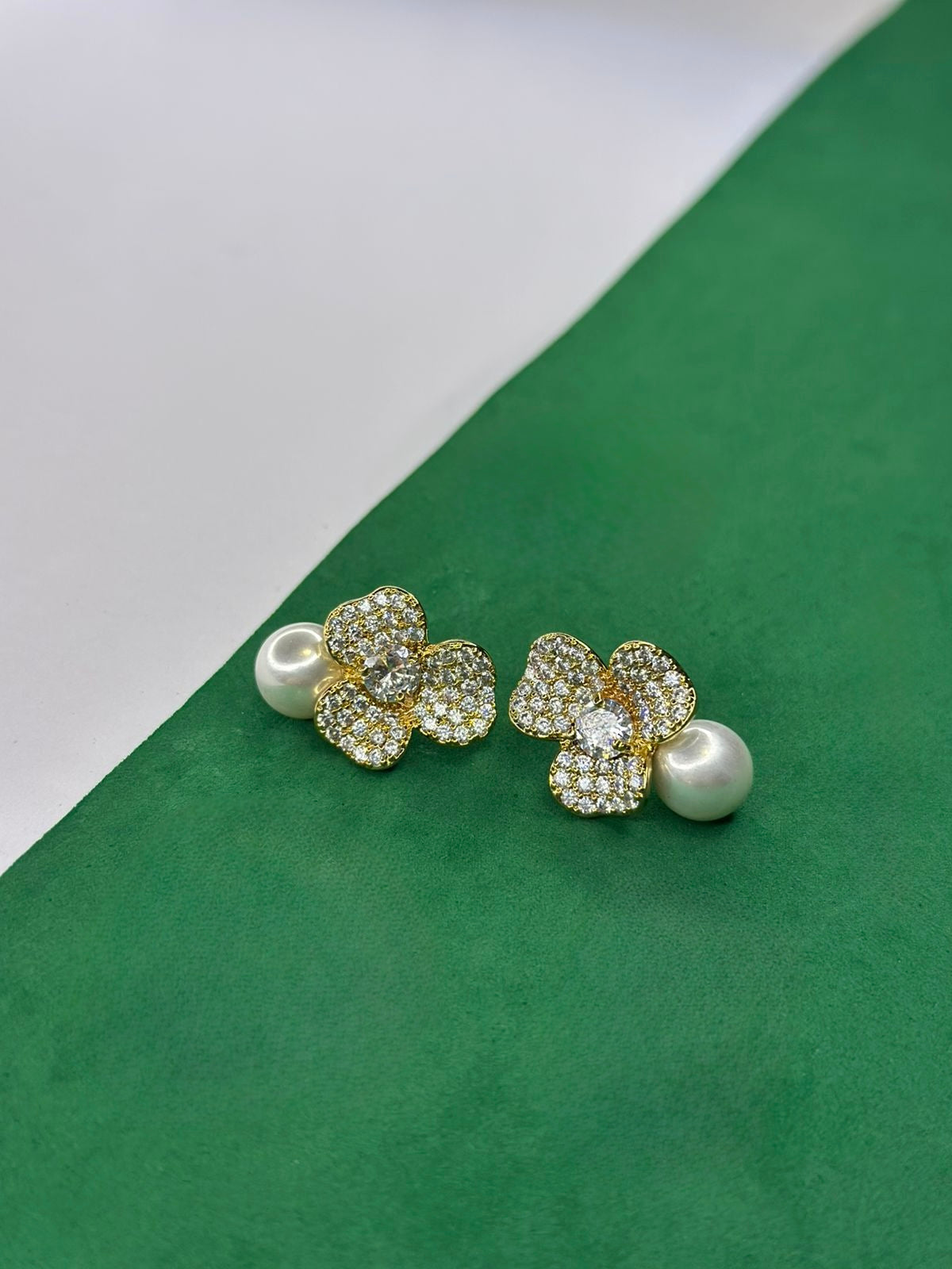 Brinco Flor com Pérola Dourado