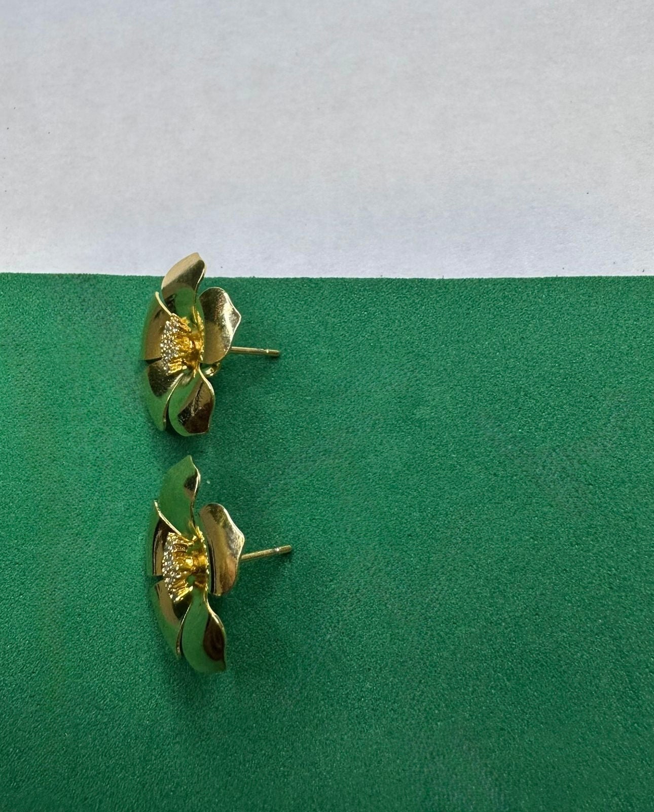 Brinco Flor Dourado Cravejado com Zircônias