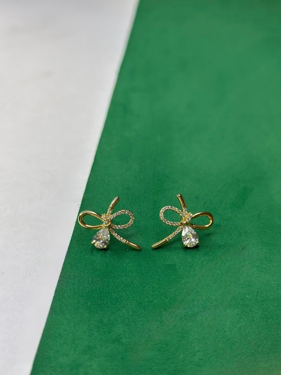 Brinco Dourado Design Laço com Zircônias