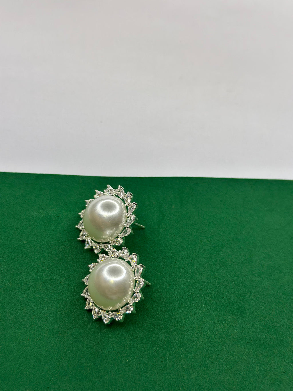Brinco Luxo Pérola Shell com Zirconias&nbsp;