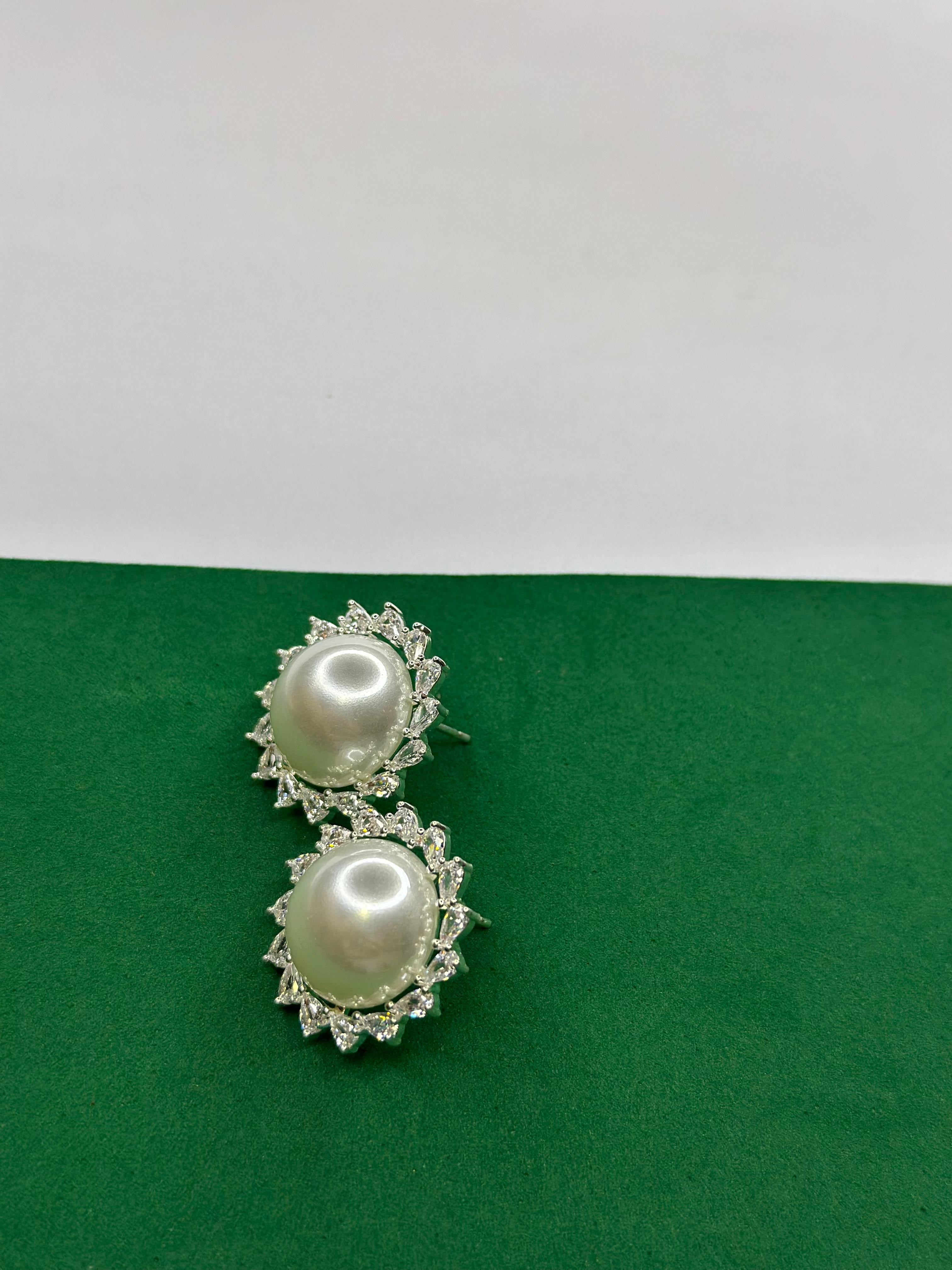 Brinco Luxo Pérola Shell com Zirconias&nbsp;