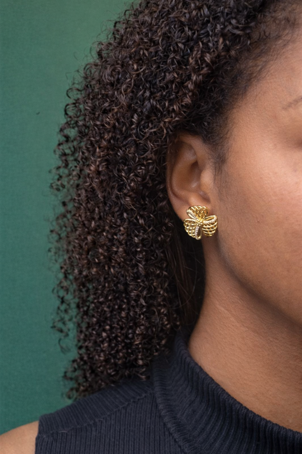 Brinco Flor Dourado Aramado com Zircônias