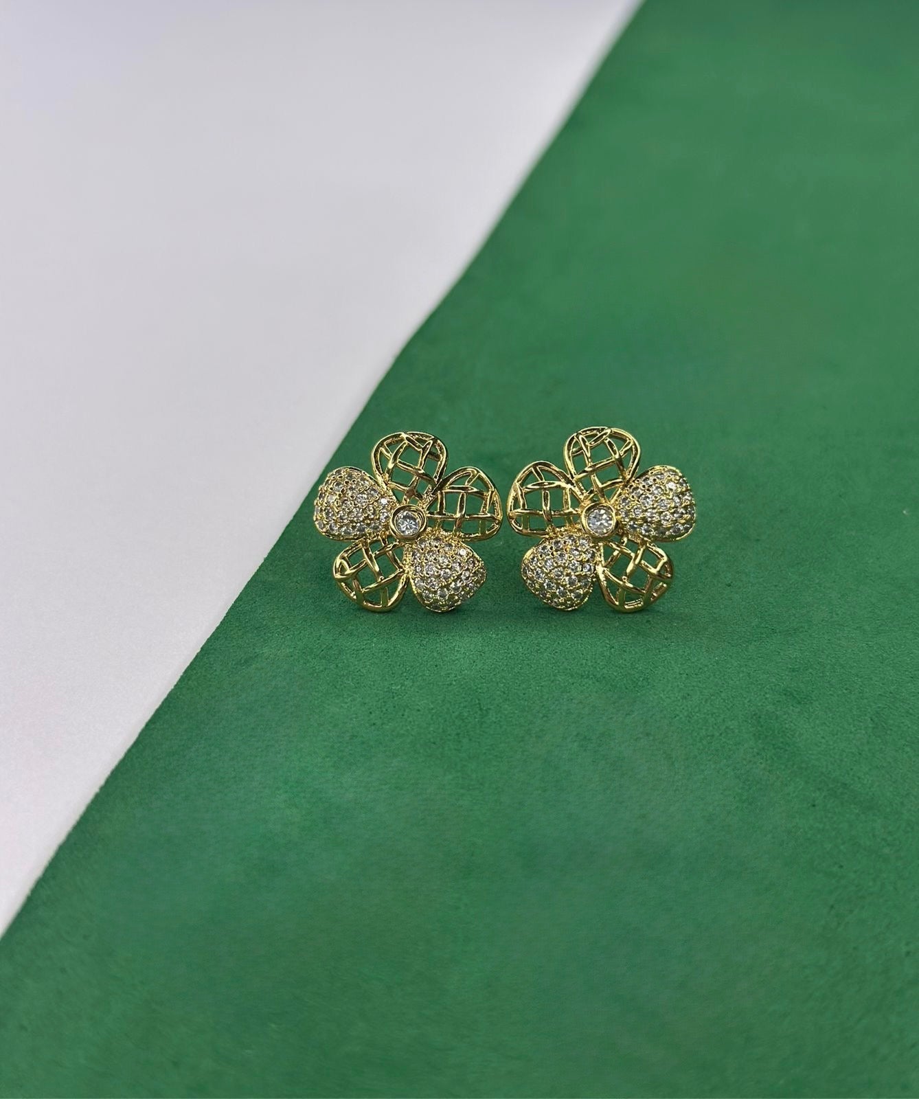 Brinco Flor Texturizada com Zircônia