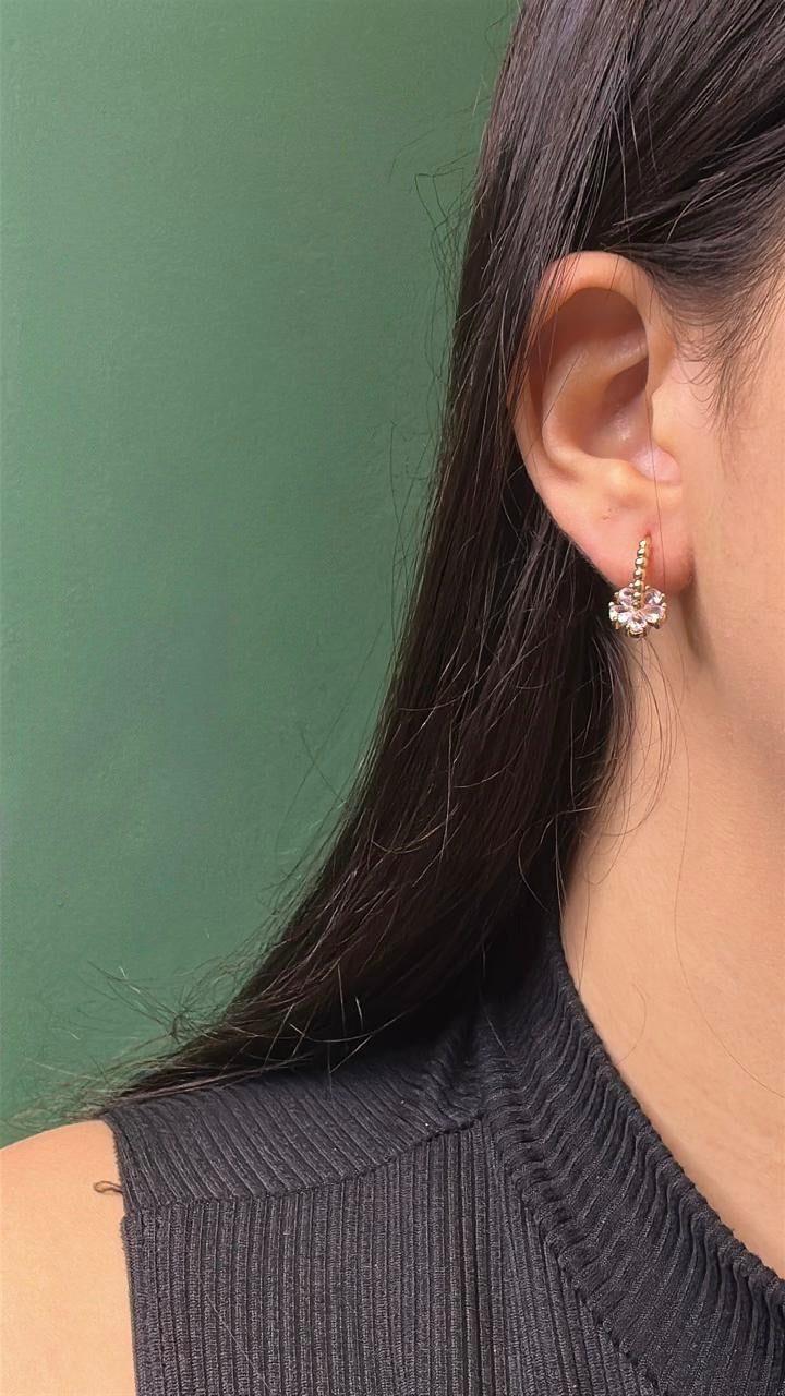 Brinco Argola Dourada Cravejada com Zircônias e Flor em Cristal
