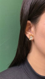 Brinco Flor Dourado Cravejado com Zircônias
