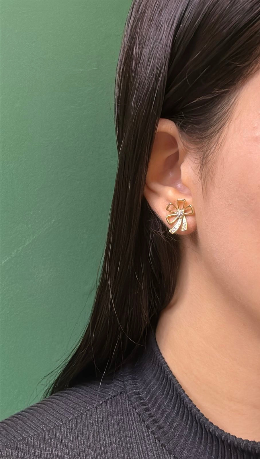 Brinco Flor Dourado Cravejado com Zircônias