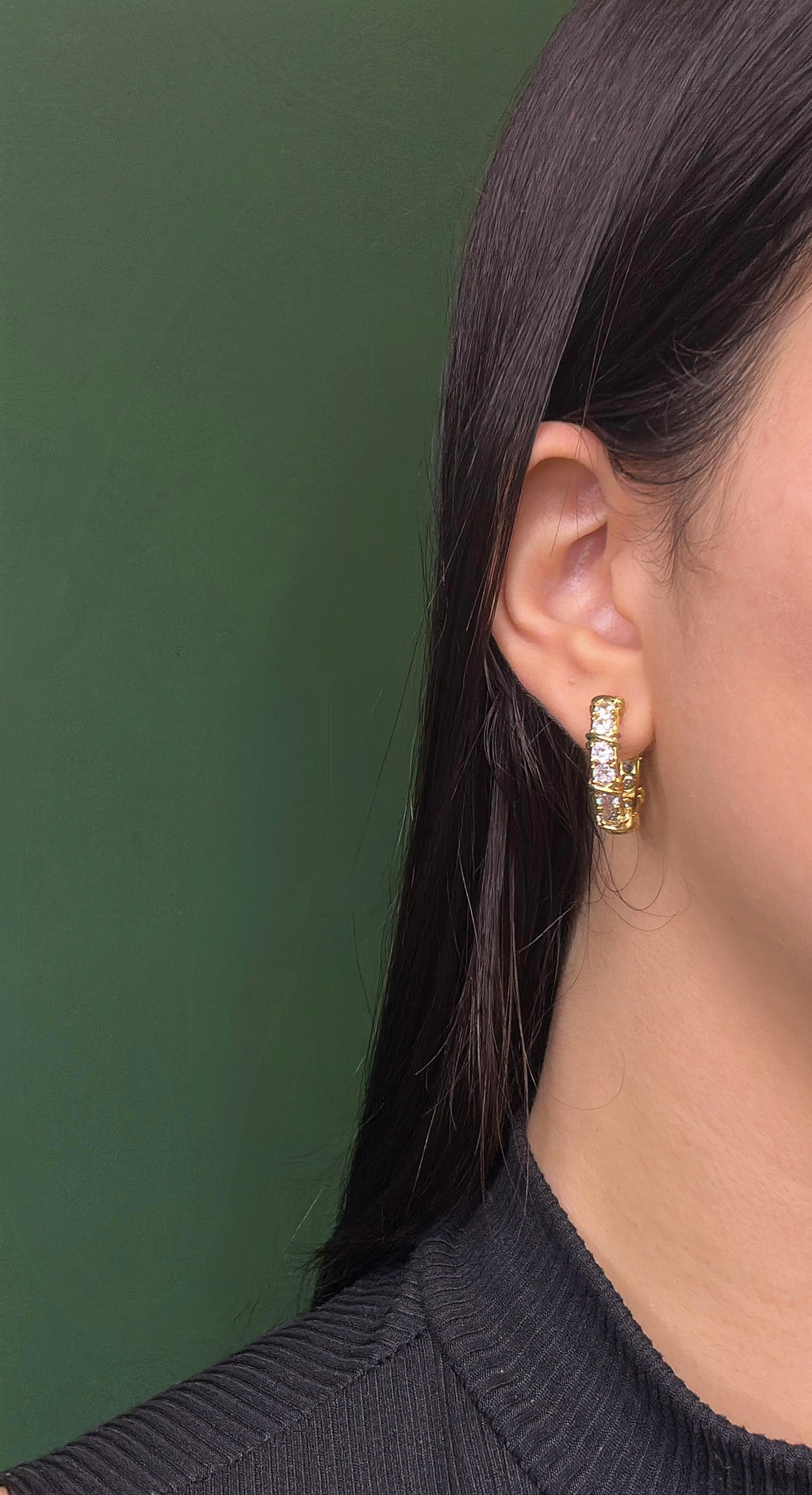 Brinco Argola com Zircônias e Detalhe Cruzado Dourado