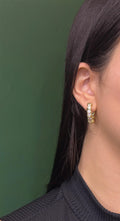 Brinco Argola com Zircônias e Detalhe Cruzado Dourado