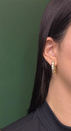 Brinco Argola com Zircônias e Detalhe Cruzado Dourado