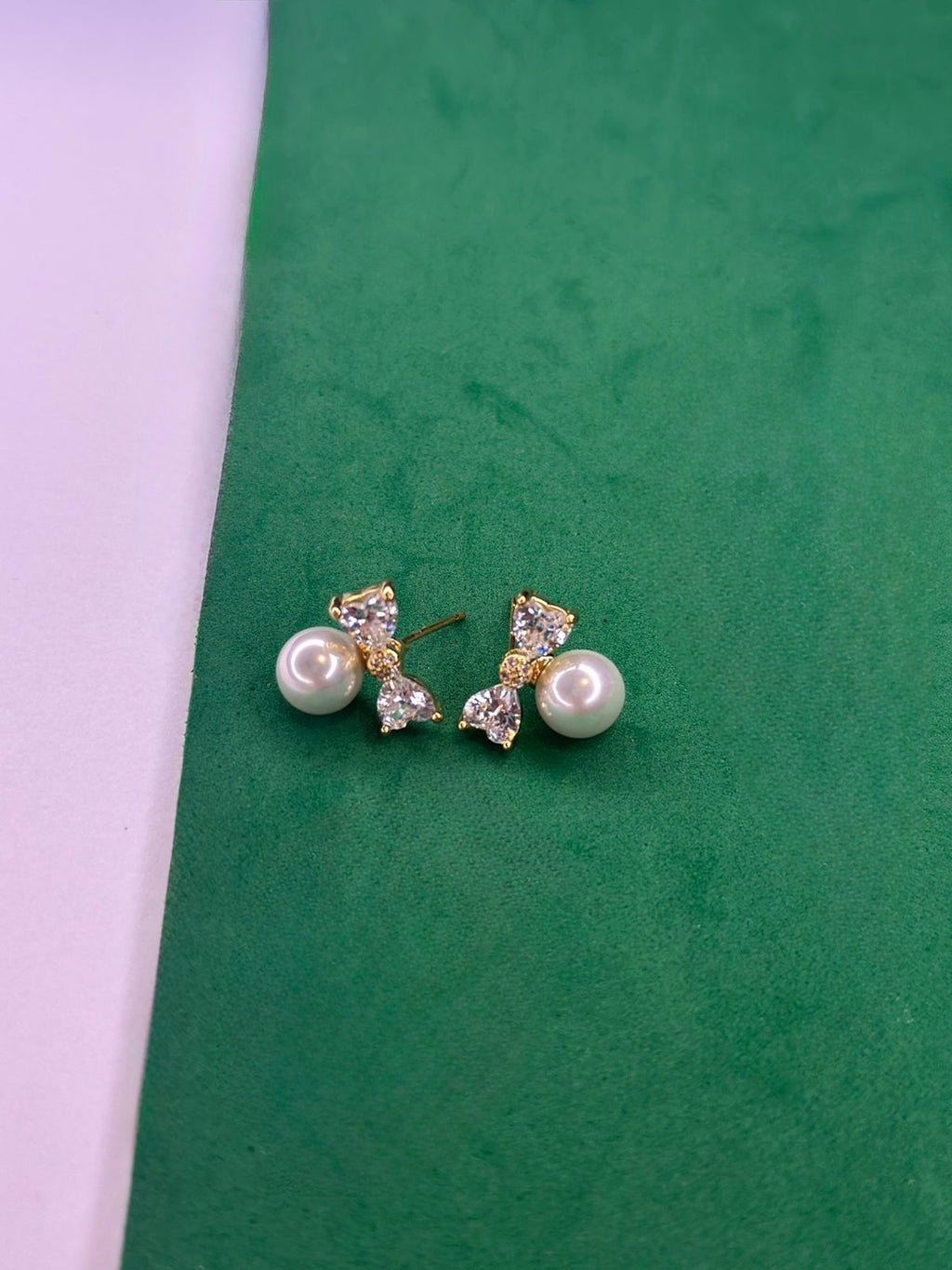 Brinco Laço com Pérola Shell Dourado
