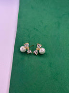 Brinco Laço com Pérola Shell Dourado