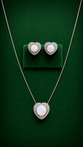 Conjunto Coração Elegante com Pedra Leitosa e Zircônias Cravejadas