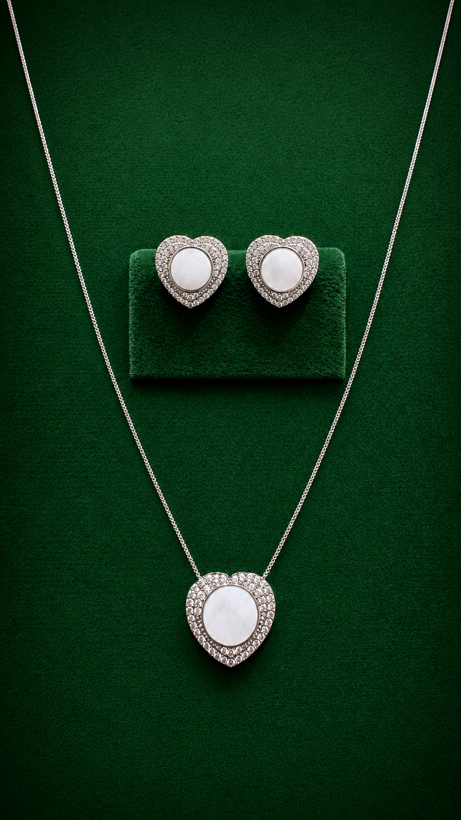 Conjunto Coração Elegante com Pedra Leitosa e Zircônias Cravejadas