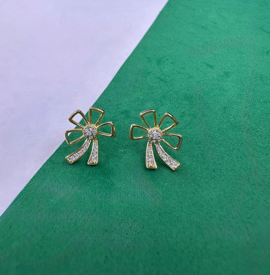 Brinco Flor Dourado Cravejado com Zircônias