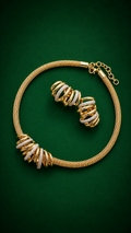 Conjunto Luxo Banhado a Ouro com Detalhes Texturizados – Colar + Brincos Elegantes